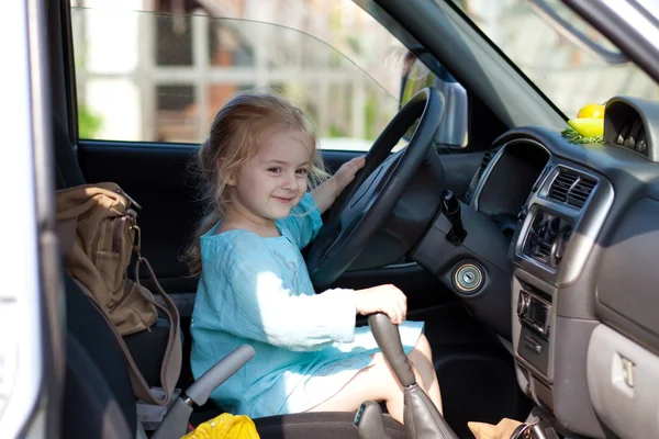 Маленькая девочка за рулем машины — стоковое фото