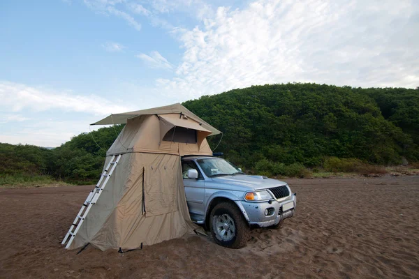 Carro com tenda no telhado — Fotografia de Stock