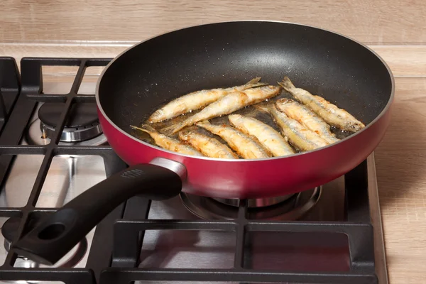 Ψάρια είναι τηγανισμένα σε ένα τηγάνι — Φωτογραφία Αρχείου