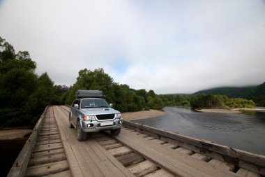4 x 4 araba ahşap köprü
