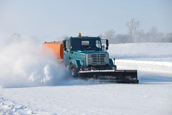 除雪車が道路を清掃します。 — ストック写真