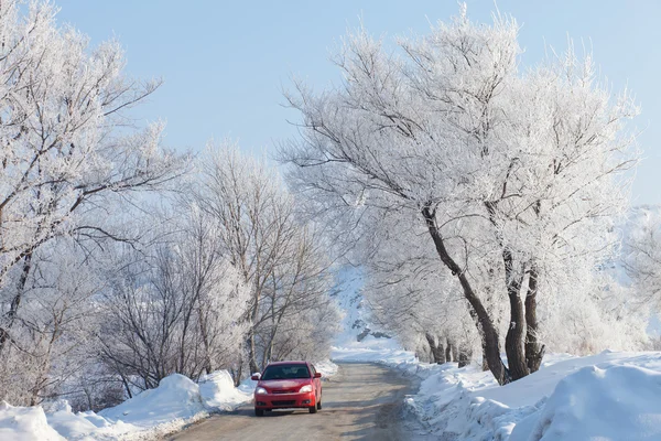 Carro em movimento na bela estrada de inverno — Fotografia de Stock