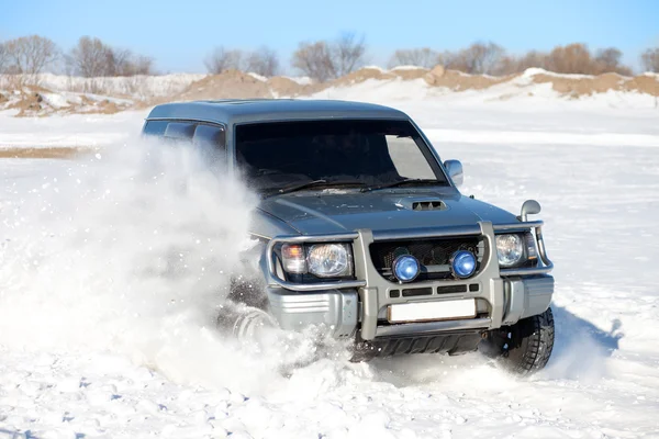 Paseo en SUV de invierno —  Fotos de Stock