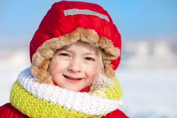 Winterporträt eines süßen kleinen Mädchens mit weißem Reif auf dem Kopf — Stockfoto