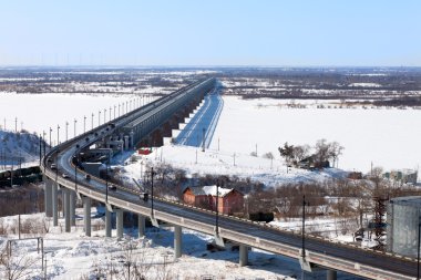 Kışın nehir üzerinde köprü