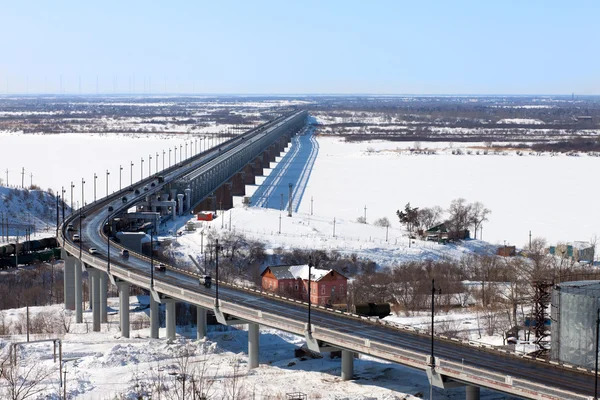 Brücke über den Fluss im Winter — Stockfoto