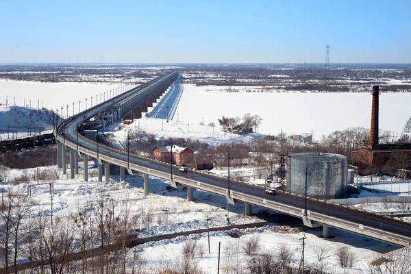 Brücke über den Fluss im Winter — Stockfoto