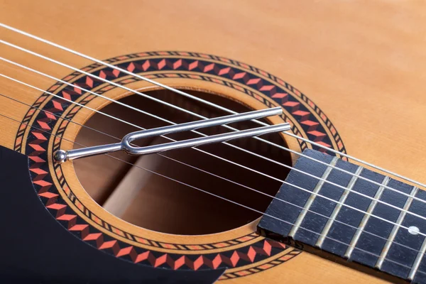 Forquilha de afinação de música em cordas de guitarra acústica — Fotografia de Stock