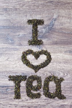 Kelimeler seni seviyorum yapılmış yeşil çay yaprakları