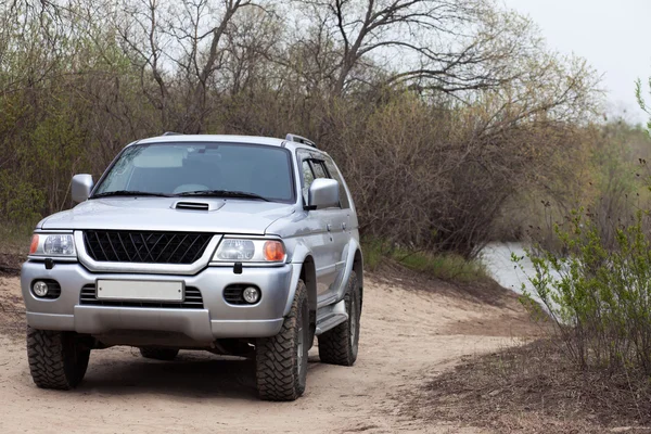 4 x 4 Suv op een weg in de buurt van een vijver — Stockfoto