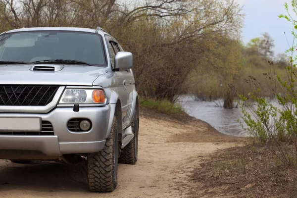 川の近くの道路上の 4 × 4 Suv — ストック写真