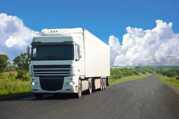 Witte vrachtwagen verplaatsen op een weg — Stockfoto