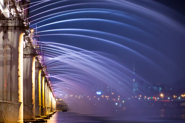 ソウルの盤浦大橋の噴水ショー — ストック写真