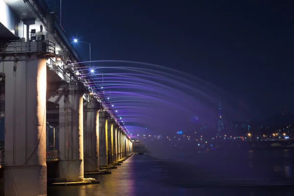 ソウルの盤浦大橋の噴水ショー — ストック写真