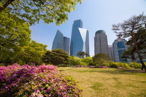 Parque cerca de edificios de oficinas en Seúl —  Fotos de Stock