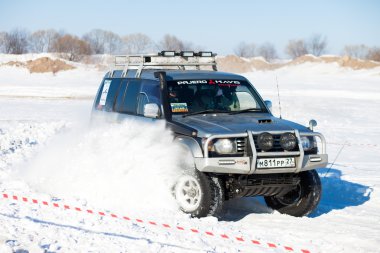 Habarovsk, Rusya - 31 Ocak 2015: Eski Mitsubishi Pajero dur