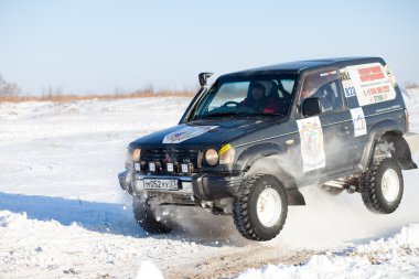 Habarovsk, Rusya - 31 Ocak 2015: Eski Mitsubishi Pajero jum