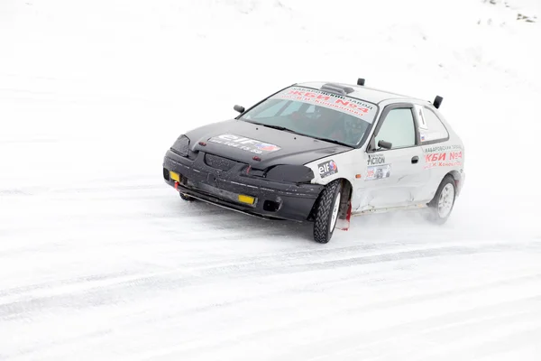 KHABAROVSK, RUSSIA - March 7, 2015: Honda civic at winter ice tr — Stock Photo, Image