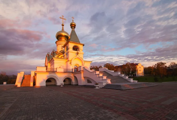 Serafim Sarovsky templo en la puesta del sol en Jabárovsk, Rusia — Foto de Stock