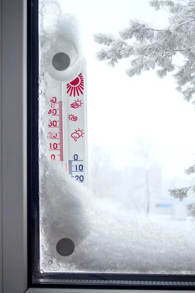 Outer thermometer on a frozen window — Stock Photo, Image