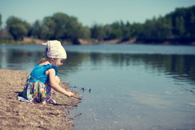 Küçük kız gölde oynamak