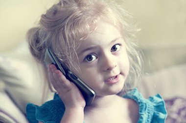 küçük kız cep telefonda konuşurken