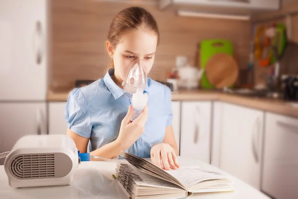 Chica haciendo la inhalación y lectura de libro — Foto de Stock