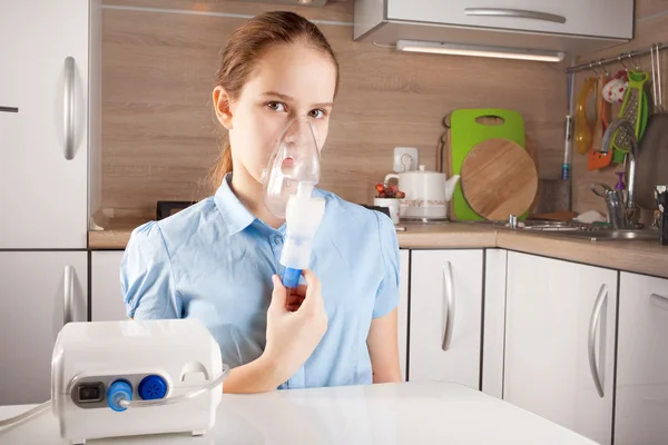 Meisje doen inademing — Stockfoto