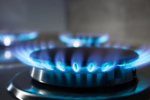 Flamme du brûleur à gaz à la cuisinière à gaz — Photo