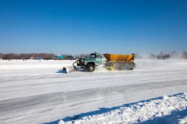 除雪車が道路を清掃します。 — ストック写真