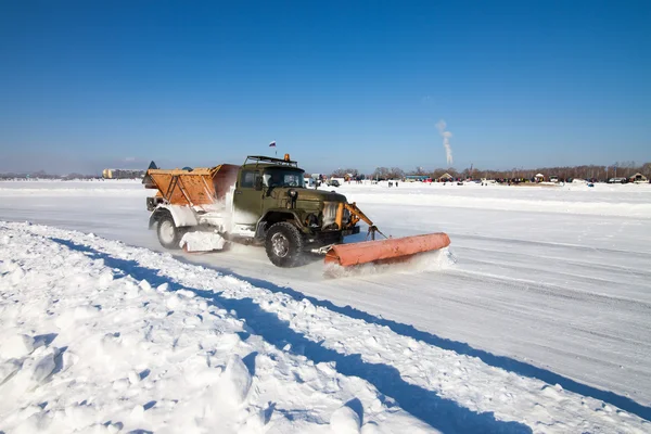 KHABAROVSK, RUSSIA - JANUARY 17, 2016: Old snowplow is cleaning — Stock Photo, Image