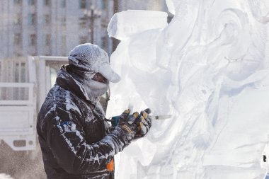Habarovsk, Rusya - 23 Ocak 2016: buz üzerinde çalışma heykeltıraş 