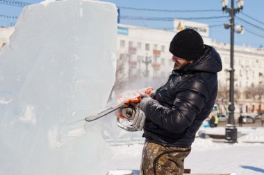 Habarovsk, Rusya - 23 Ocak 2016: buz üzerinde çalışma heykeltıraş 