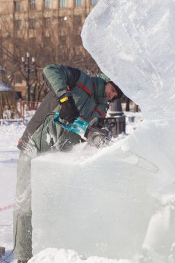 Habarovsk, Rusya - 23 Ocak 2016: buz üzerinde çalışma heykeltıraş 
