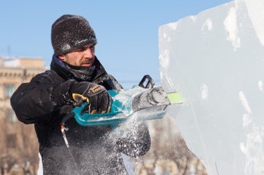 Habarovsk, Rusya - 23 Ocak 2016: buz üzerinde çalışma heykeltıraş 