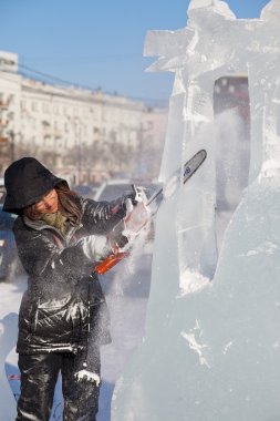 Habarovsk, Rusya - 23 Ocak 2016: buz üzerinde çalışma heykeltıraş 