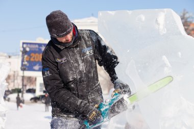 Habarovsk, Rusya - 23 Ocak 2016: buz üzerinde çalışma heykeltıraş 