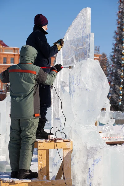 Khabarovsk, russland - 23. januar 2016: bildhauer arbeitet auf eis — Stockfoto