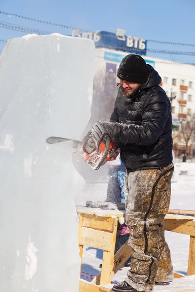 KHABAROVSK, RUSSIA - JANUARY 23,  2016: Sculptor working on ice — Stock Photo, Image