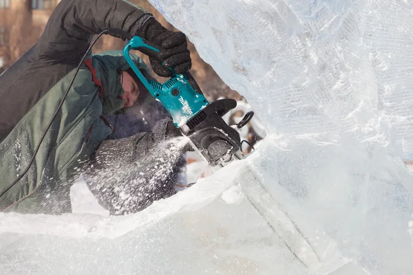 KHABAROVSK, RUSIA - 23 DE ENERO DE 2016: Escultor trabajando sobre hielo — Foto de Stock