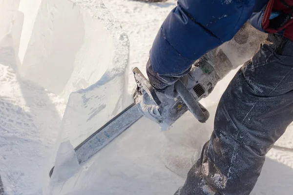 KHABAROVSK, RUSIA - 23 DE ENERO DE 2016: Escultor trabajando sobre hielo — Foto de Stock