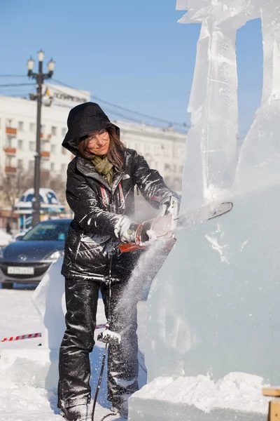 KHABAROVSK, RUSSIA - JANUARY 23,  2016: Sculptor working on ice — Stock Photo, Image