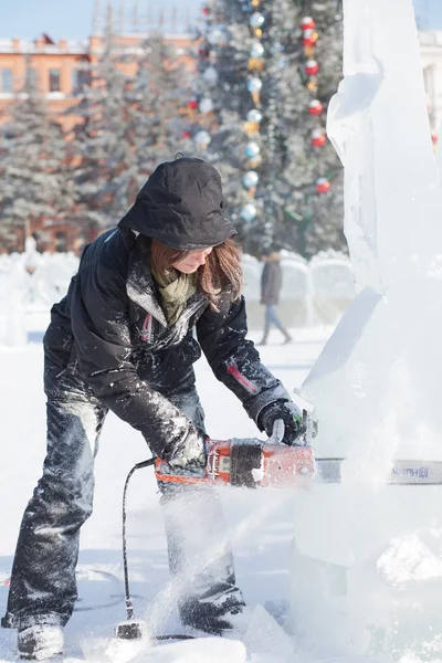 KHABAROVSK, RUSIA - 23 DE ENERO DE 2016: Escultor trabajando sobre hielo — Foto de Stock