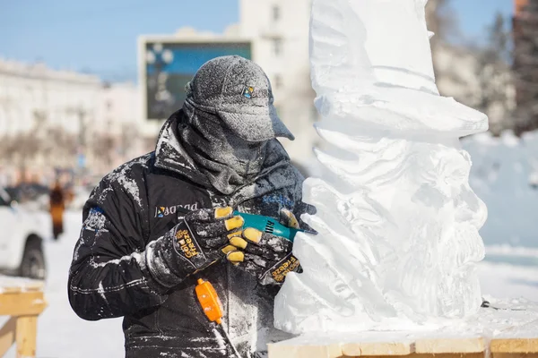 Khabarovsk, russland - 23. januar 2016: bildhauer arbeitet auf eis — Stockfoto