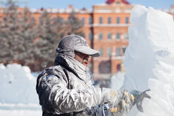 Khabarovsk, russland - 23. januar 2016: bildhauer arbeitet auf eis — Stockfoto