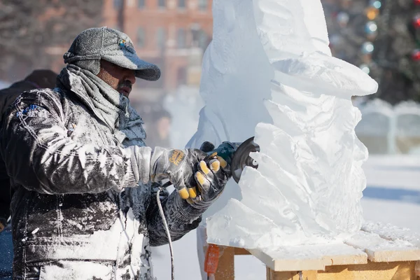 Khabarovsk, russland - 23. januar 2016: bildhauer arbeitet auf eis — Stockfoto