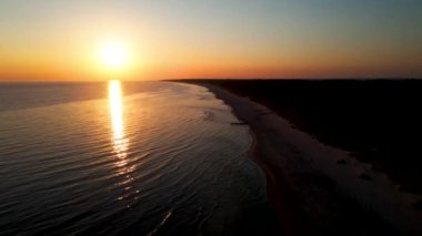 Kum sahili gün batımı ya da gün doğumu