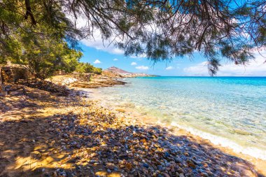 Chrisi Akti, Paros, Yunanistan - Temmuz 2021: Paralia Nea plajı