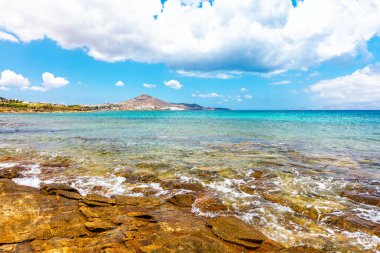 Chrisi Akti, Paros, Yunanistan - Temmuz 2021: Paralia Nea plajı