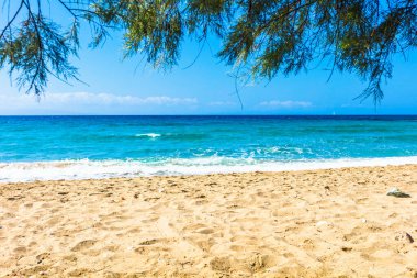 Pirgaki, Paros, Yunanistan - Temmuz 2021: Lolantonis Plajı